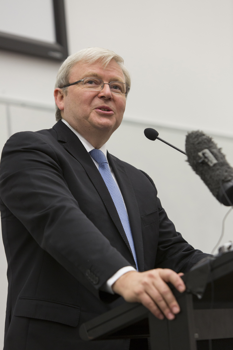 Kevin Rudd addressing Griffith group at podium.