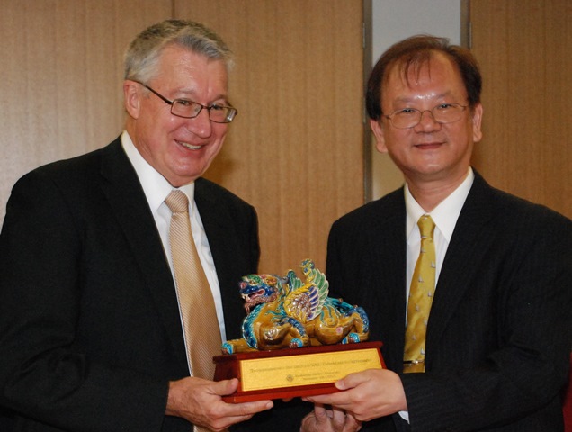 Prof Alan Cripps of Griffith with Prof Ching-Kuan Liyu of KMU