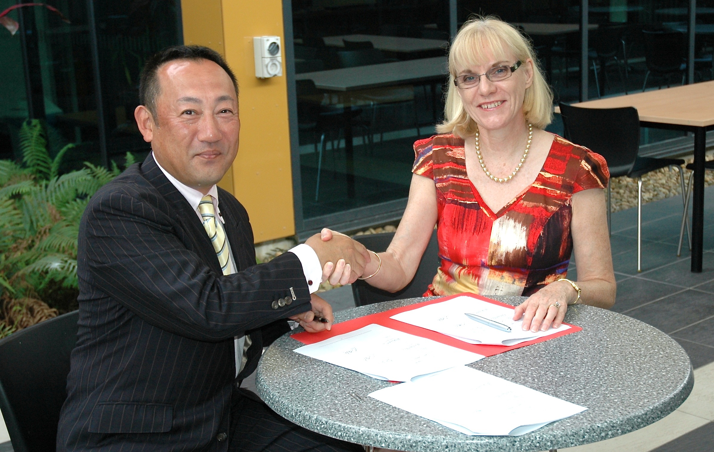 Pro Vice Chancellor of Griffith Sciences, Professor Debra Henly took part in a signing ceremony with Septem Soken Representative Director, Mr Yousuke Yamashita, at the Eskitis Institute.