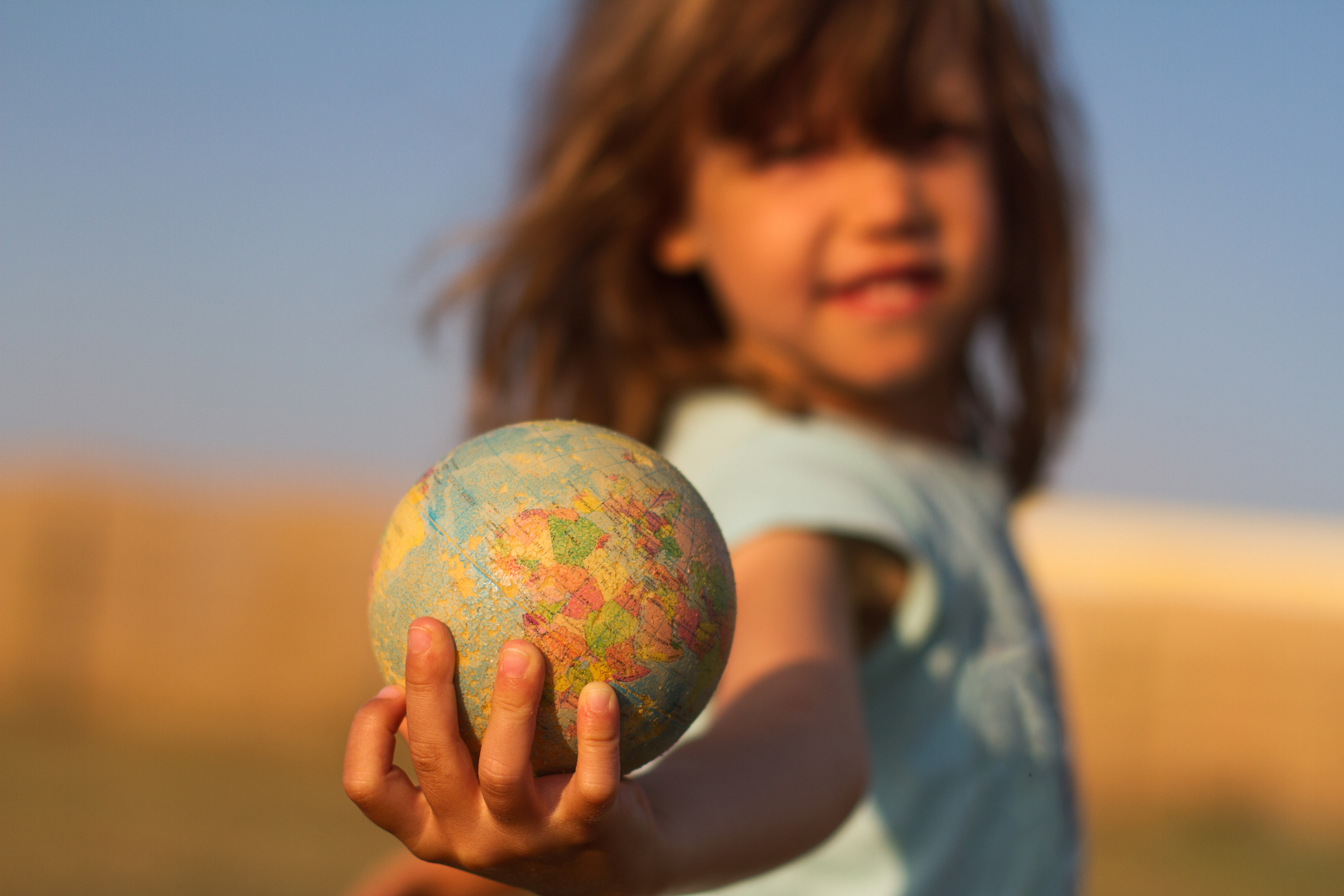 Olan bir. Глобус для детей. Земной шар в руках детей. Земной шар для детей. Глобус в руках ребенка.
