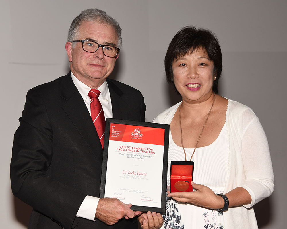 Dr Taeko Imura receives her Teaching Excellence award from Vice Chancellor and President Ian O'Connor.